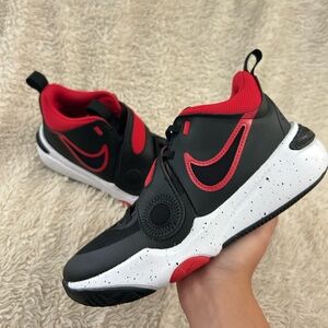 Nike Kids Team Hustle D 11 Stretch Lace Shoes